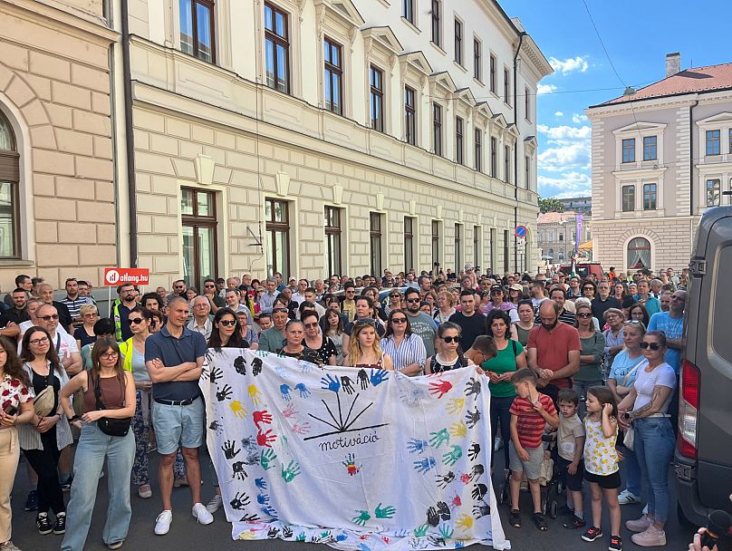 Tiltakozók Szegeden, a Fidesz-székház előtt 2025. május 31-én