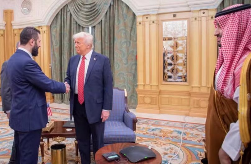 الرئيس الأمريكي دونالد ترامب والرئيس السوري الانتقالي أحمد الشرع خلال لقاء في الرياض