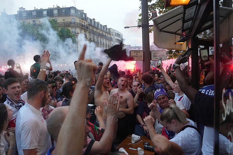 Los ultras celebran la victoria del PSG en París.