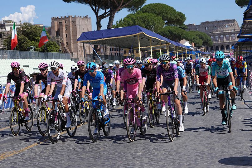 La maglia rosa del Giro d'Italia, Simon Yates, guida il gruppo durante la tappa finale della corsa a Roma (1 giugno 2025)