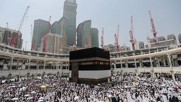 İzni olmayan yaklaşık 270.000 hacı adayının Mekke'ye girişi engellendi