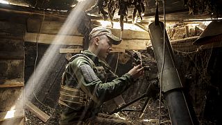 Ein Soldat bereitet einen 120-mm-Mörser zum Abschuss auf russische Armeestellungen vor.