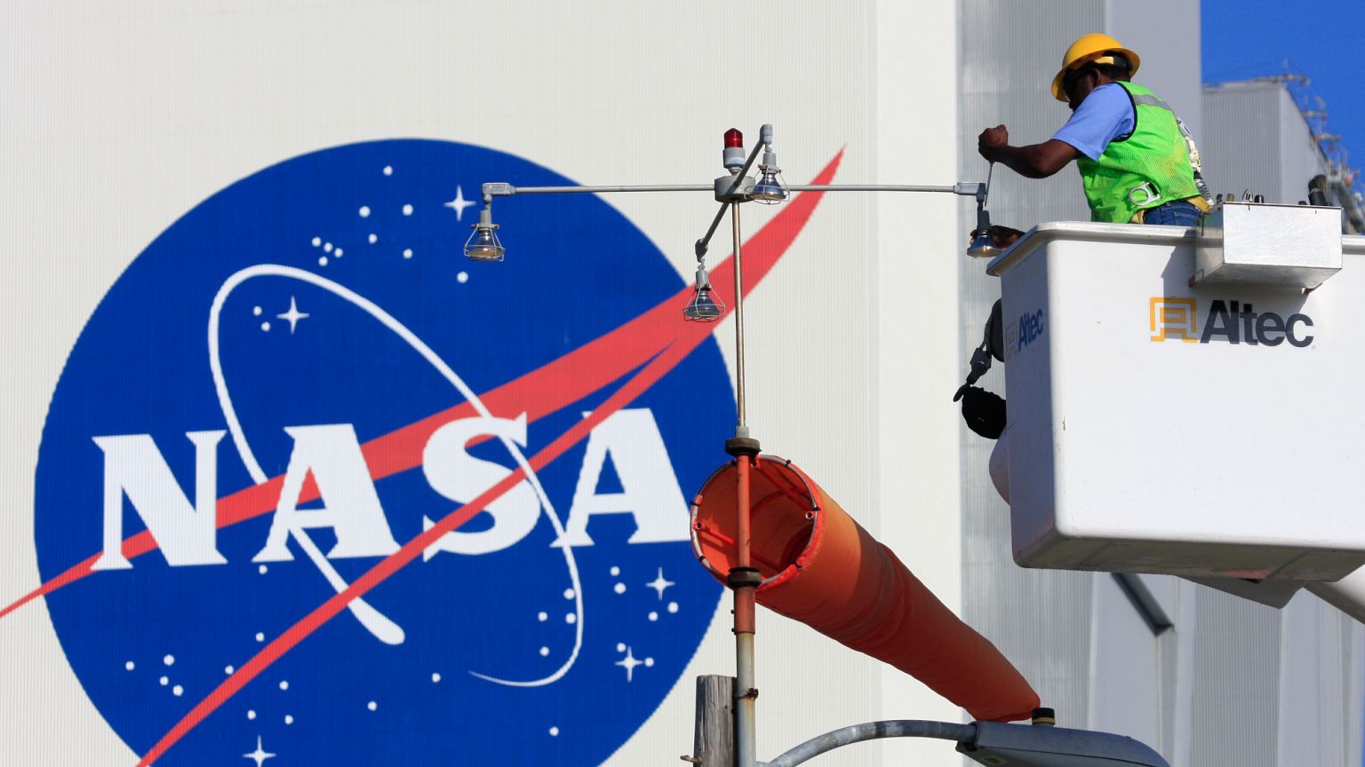 An electrician replaces bulbs near the Vehicle Assembly Building at the Kennedy Space Center, Fla. Thursday Nov. 13, 2008.
