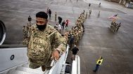 Az amerikai hadsereg 87. hadosztály fenntartási támogató zászlóaljának katonái repülőgépre szállnak az európai bevetésük során, 2022. március 11-én.