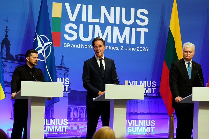 Volodymyr Zelensky, Mark Rutte et Gitanas Nausėda s'adressent aux médias lors du sommet de Vilnius au palais des Grands Ducs de Lituanie à Vilnius, le lundi 2 juin 2025