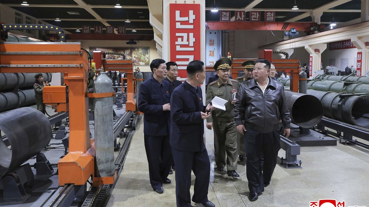 Ballisztikus rakétákkal, lőszerekkel és katonákkal is segíti Észak-Korea a Kreml háborúját
