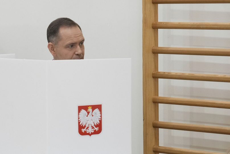 Karol Nawrocki głosuje