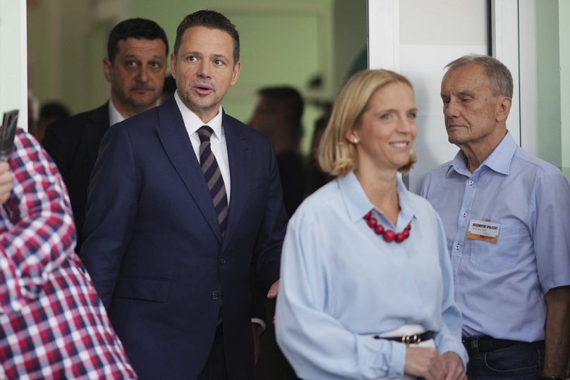 Rafał Trzaskowski wchodzi do lokalu wyborczego