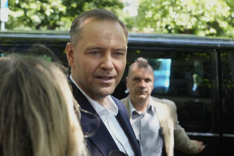 Karol Nawrocki przed lokalem wyborczym