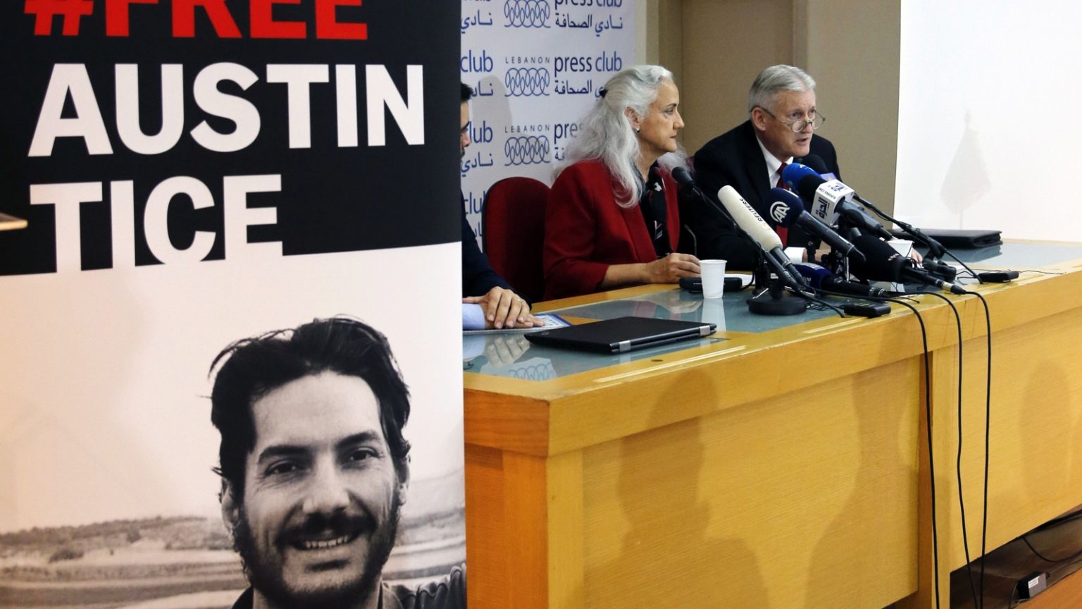 Austin Tice szülei egy 2018-as bejrúti sajtóértekezleten, a fiukat ábrázoló tabló mellett