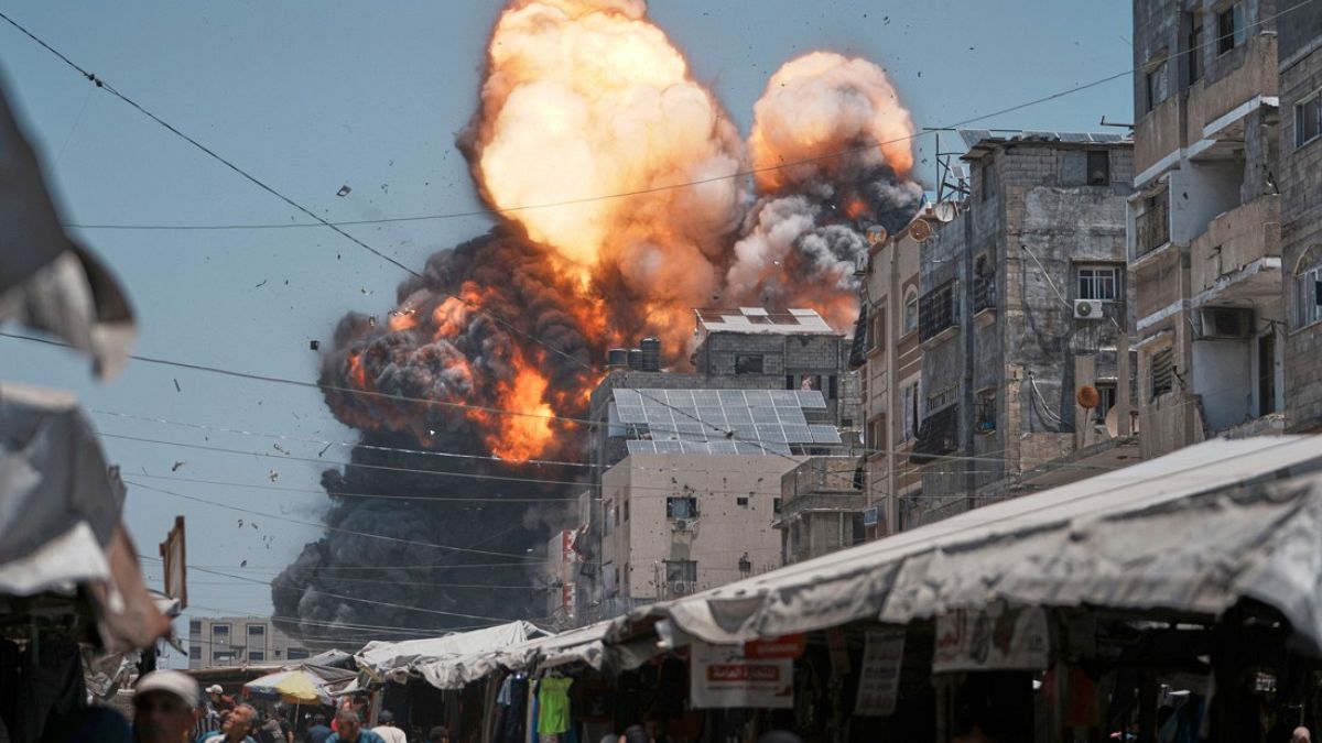 تشييع فلسطينيين سقطوا عند نقطة لتوزيع المساعدات في قطاع غزة
