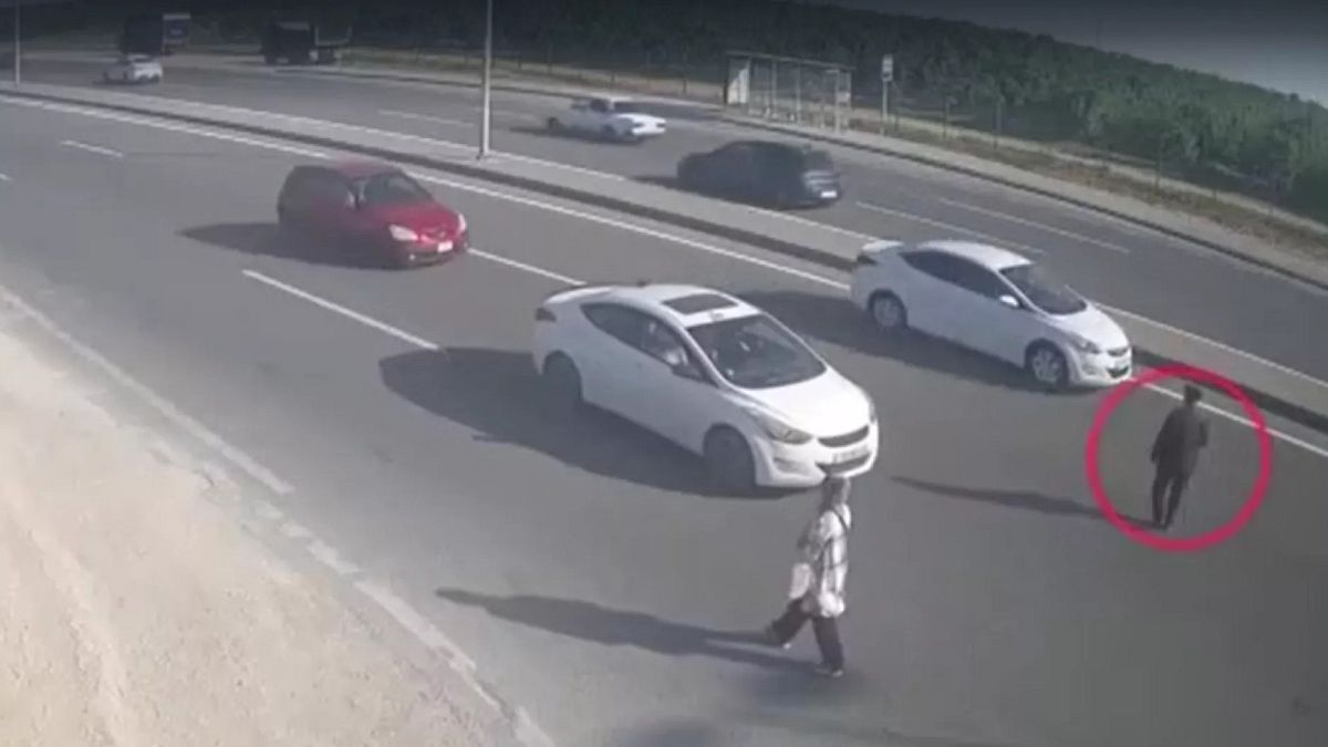 لحظات تقشعر لها الأبدان.. فيديو يوثق حادثًا كاد يودي بحياة بشخص على طريق سريع في باكو