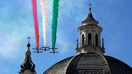 گروه آکروباتیک فلش های سه رنگ نیروی هوایی ایتالیا در جشن‌های هفتاد و نهمین روز جمهوری در رم، دوشنبه، ۲ ژوئن ۲۰۲۵ پرواز می‌کند