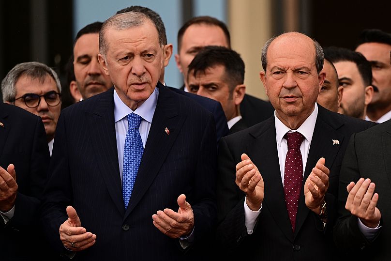 Le président turc Recep Tayyip Erdogan et le dirigeant chypriote turc Ersin Tatar lors de l'inauguration d'un complexe gouvernemental dans le nord de Chypre, samedi 3 mai 2025