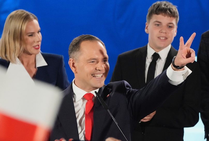 Karol Nawrocki a PiS híveit üdvözli, 2025. június 1-jén