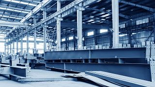 Il pavimento di una fabbrica di acciaio, impilato con molto acciaio. 