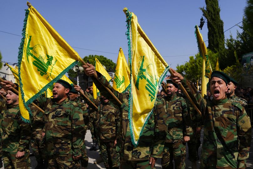 يشارك مقاتلو حزب الله في موكب جنازة أحد عناصر الحزب الذي قُتل جراء قصف إسرائيلي في جنوب لبنان، في 22 أكتوبر 2023.