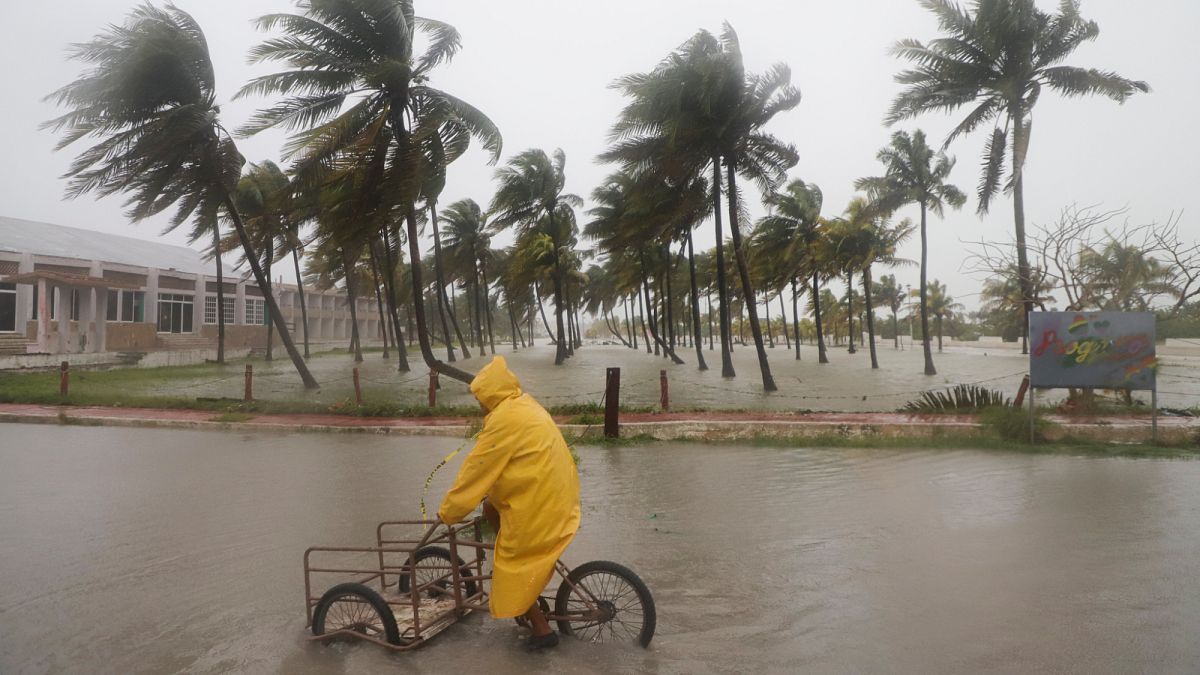 Des pluies soudaines inondent les rues et bloquent des véhicules à Mexico