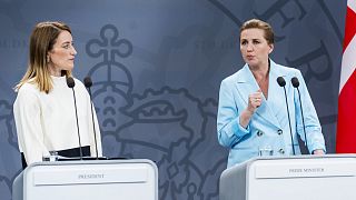 Roberta Metsola (left) was received by Mette Frederiksen (right).