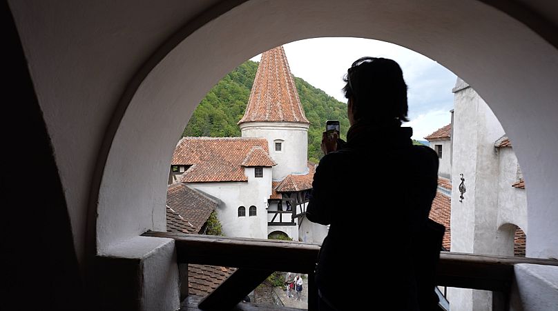 Turista no castelo do Conde Drácula na Transilvânia, Roménia