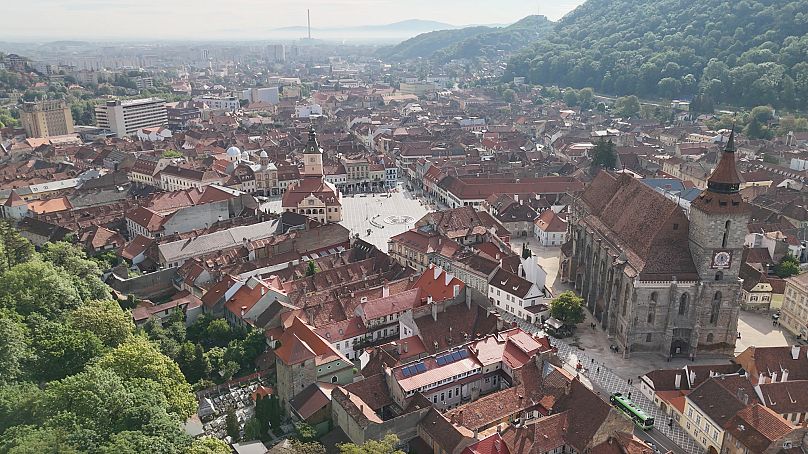 Vistas da cidade turística de Brașov, na Roménia