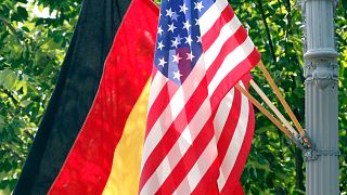 A German and a US flag in front of the White House in Washington 