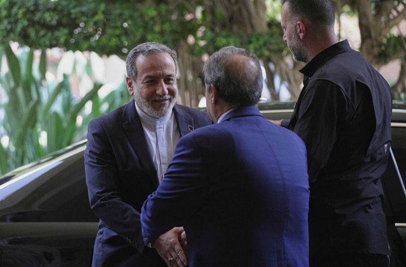 وزير الخارجية الإيراني عباس عراقجي يحظى بالترحيب قبل لقائه رئيس مجلس النواب اللبناني نبيه بري في بيروت، لبنان، الثلاثاء 3 يونيو/حزيران 2025. 