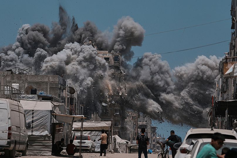 El humo se eleva hacia el cielo tras un ataque israelí en la ciudad de Gaza, 1 de junio de 2025.