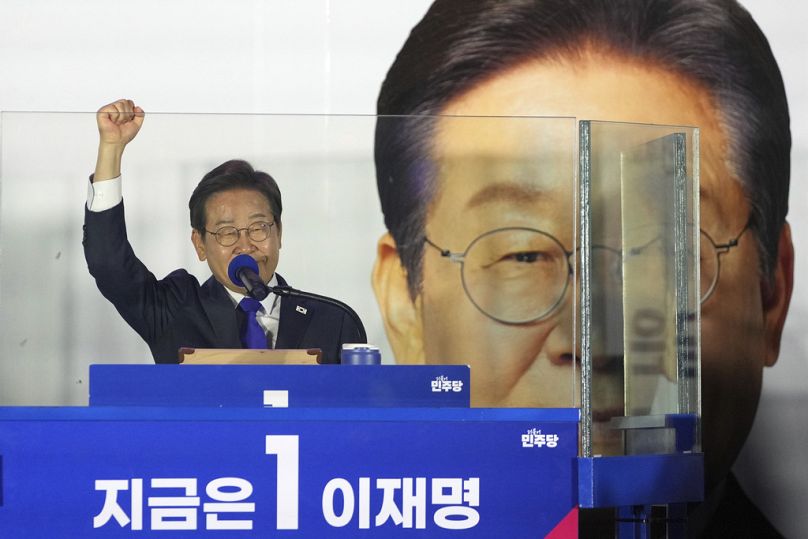 El candidato presidencial del Partido Demócrata de Corea del Sur, Lee Jae Myung, gesticula mientras se dirige a sus partidarios a las puertas de la Asamblea Nacional en Seúl,
