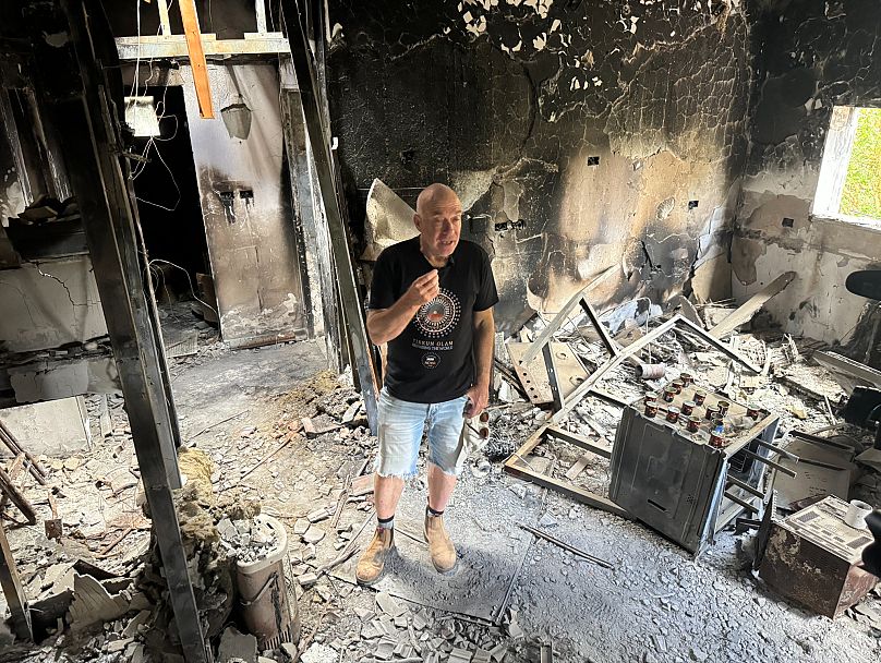 Denny Majzner egyik ismerőse kiégett házát mutatja