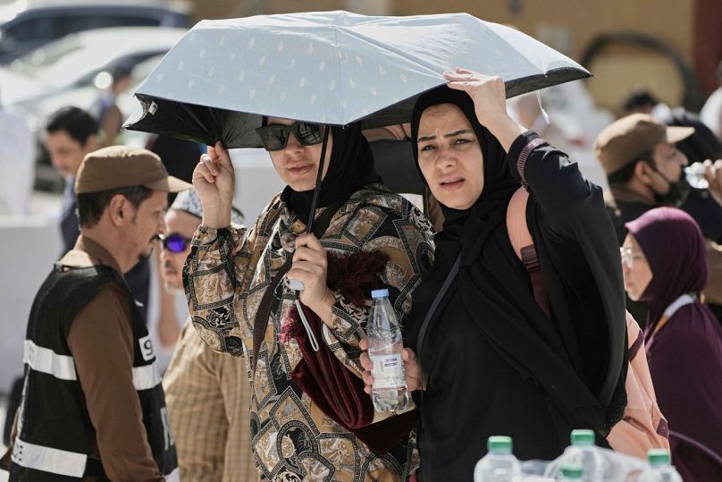 حجاج مصريون يتشاركون مظلة خارج المسجد الحرام خلال موسم الحج السنوي في مدينة مكة المكرمة بالمملكة العربية السعودية، الثلاثاء 3 يونيو 2025. (AP Photo/Amr Nabil)