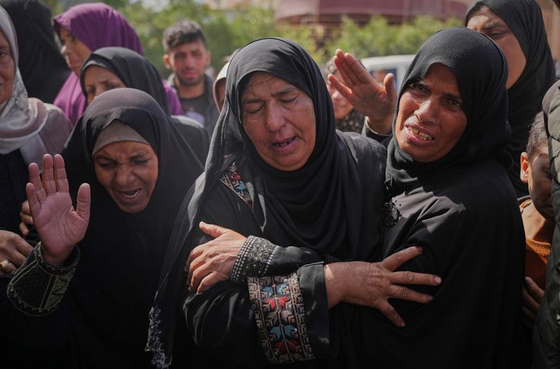 فلسطينيون يشيعون جنازة ريم الأخرس، التي قُتلت أثناء توجهها إلى مركز توزيع مساعدات في خان يونس بقطاع غزة، الثلاثاء 3 يونيو/حزيران 2025. (صورة أسوشيتد برس/عبد الكريم حنا)