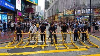 پلیس در منطقه کازوی بی در هنگ کنگ، در روز چهارشنبه، چهارم ژوئن ۲۰۲۵، در سی و ششمین سالگرد سرکوب میدان تیان‌آن‌من چین، مانع جاده‌ای قرار داد.
