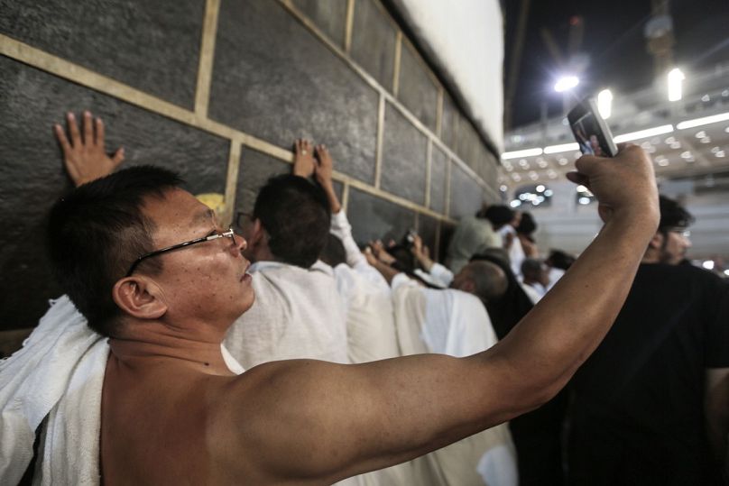 في هذه الصورة الملتقطة يوم الاثنين 21 سبتمبر/أيلول 2015، يلتقط حاج مسلم صورة سيلفي بجوار الكعبة المشرفة. 