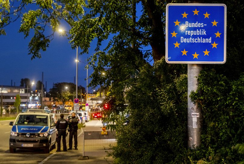 Bundespolizisten kontrollieren verstärkt an der deutsch-polnischen Grenze bei Frankfurt/Oder.
