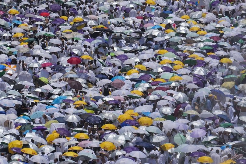 Pelegrinët përdorin çadra për t'u mbrojtur nga dielli gjatë Haxhit vjetor, pranë qytetit të shenjtë të Mekës, Arabia Saudite, më 15 qershor 2024.