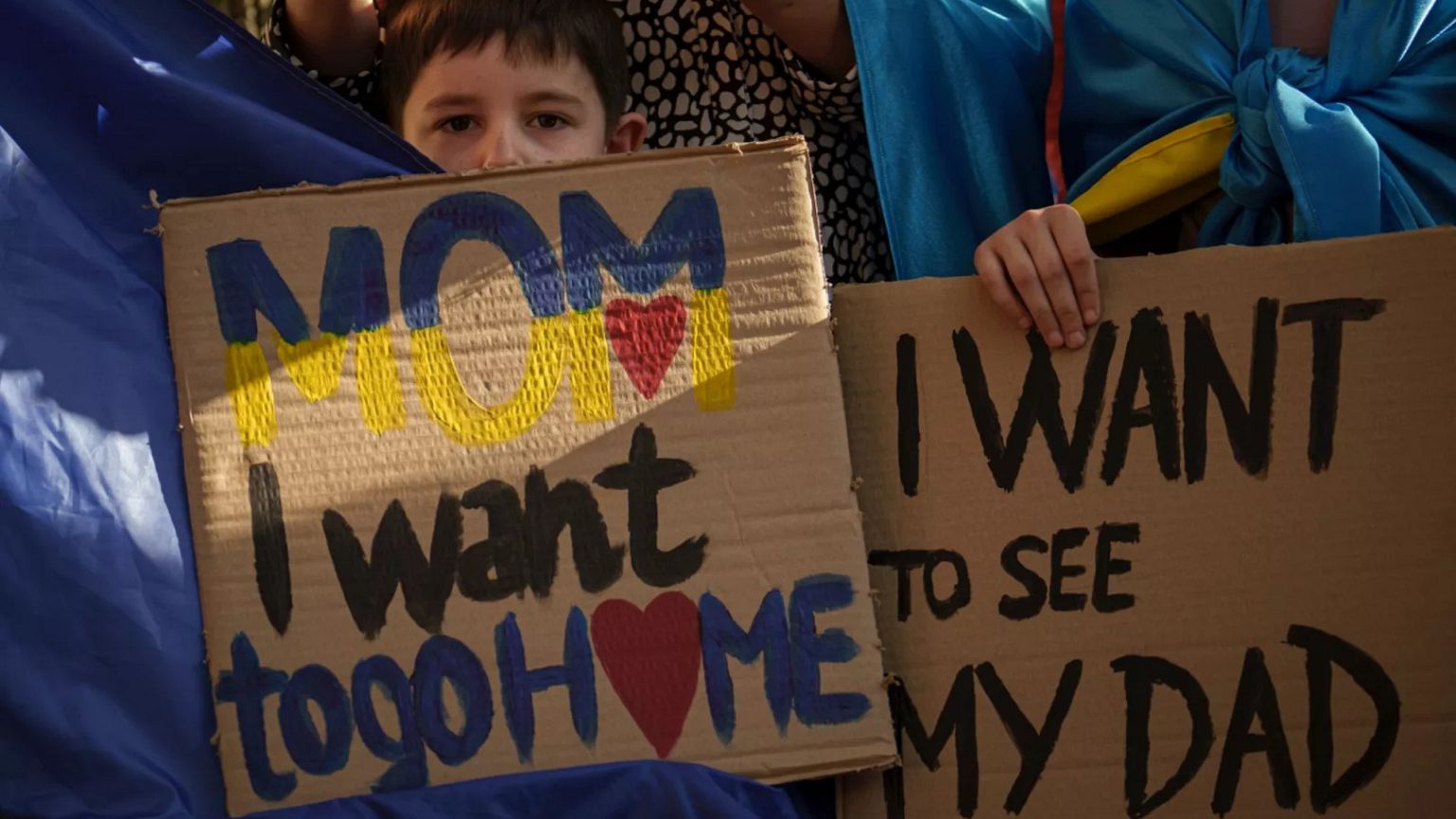 Niños ucranianos sostienen pancartas durante una protesta frente a la embajada rusa en Bucarest, Rumanía, sábado 14 de octubre de 2023. 