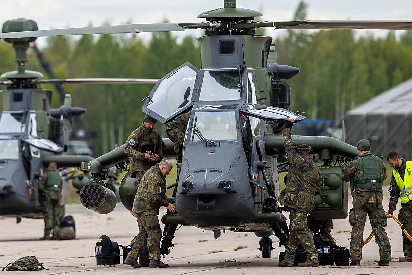 Ударный вертолет Tiger ВВС Германии готовится к взлету во время военных учений НАТО «Griffin Lightning 2025» на военном аэродроме Паюостис, Литва, вторник, 6 мая 2025 года. 