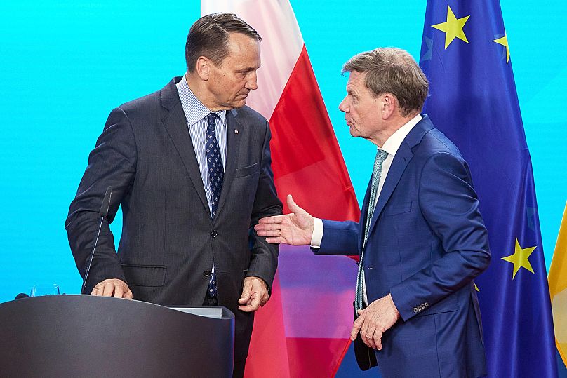 Niemiecki minister spraw zagranicznych Johann Wadephul (z prawej) i jego polski odpowiednik Radosław Sikorski (z lewej) rozmawiają podczas oświadczenia prasowego w Berlinie