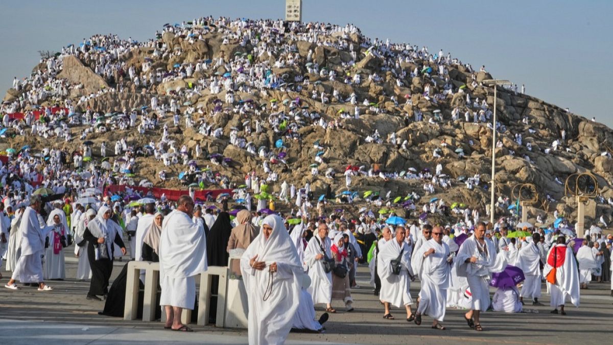 تحت الشمس الحارقة... الحجاج يتوافدون إلى جبل عرفة لأداء الركن الأعظم من الحج