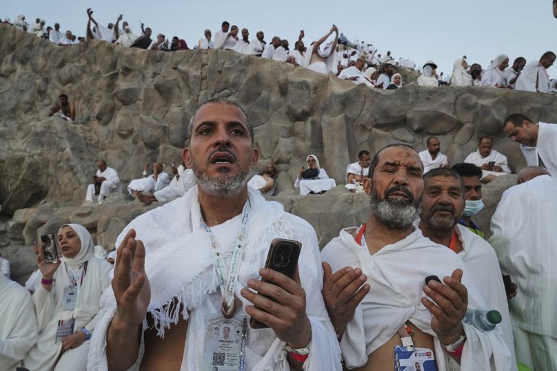 حجاج مسلمون يتجمعون على جبل عرفة خلال موسم الحج السنوي قرب مكة، الخميس 5 حزيران/يونيو 2025.