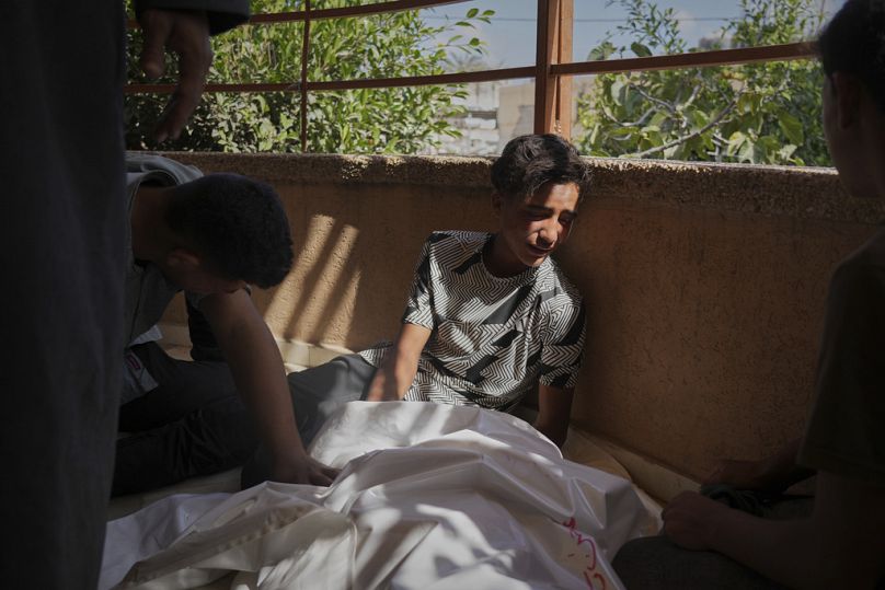  فلسطينيون يشيّعون عبد الرحمن القدوة الذي قُتل أثناء توجهه إلى مركز توزيع مساعدات في غزة، الثلاثاء 3 حزيران/يونيو 2025.