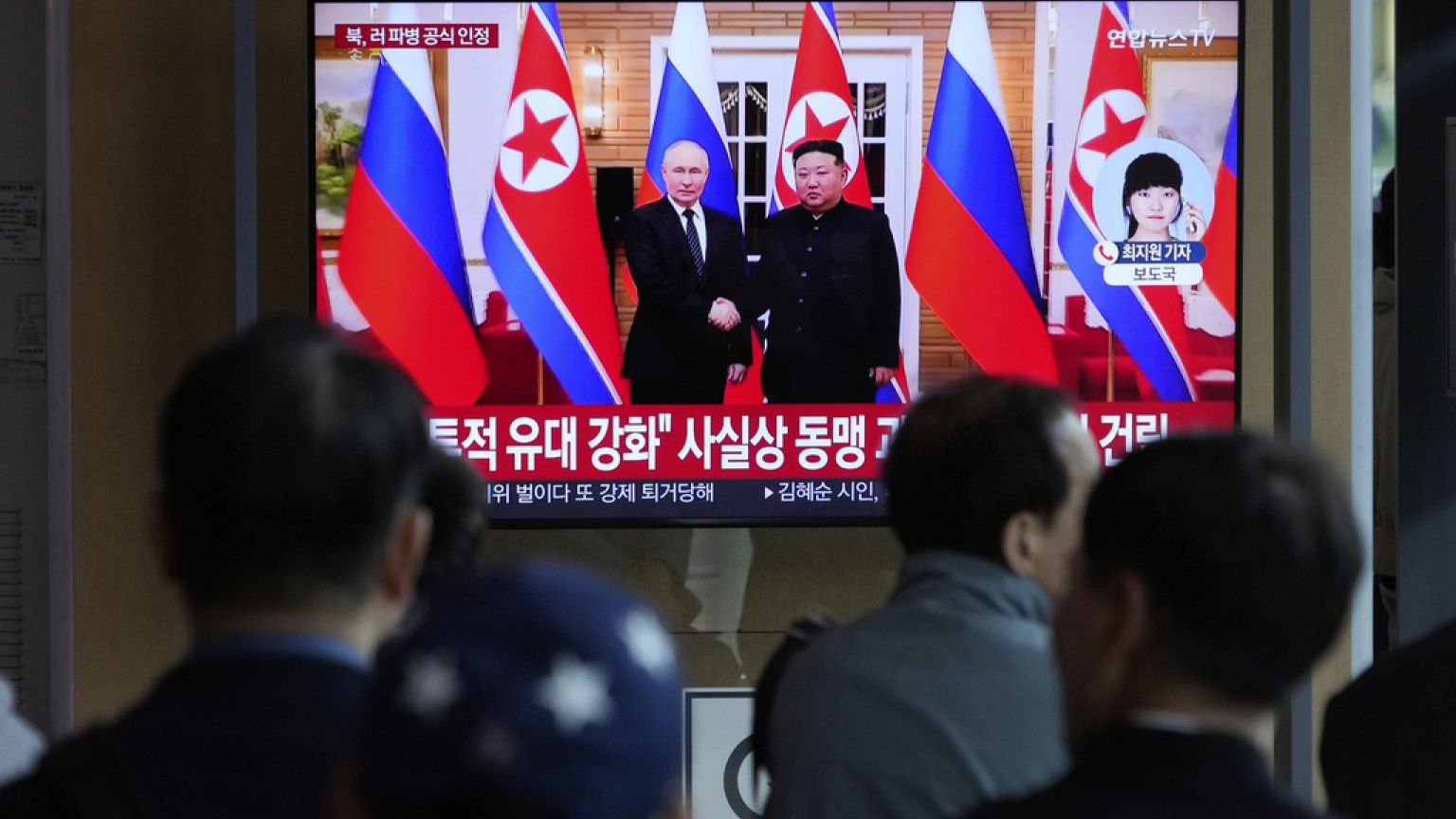 Una pantalla de televisión muestra una imagen de archivo del líder norcoreano, Kim Jong Un, a la derecha, y el presidente ruso, Vladímir Putin, en Pionyang.