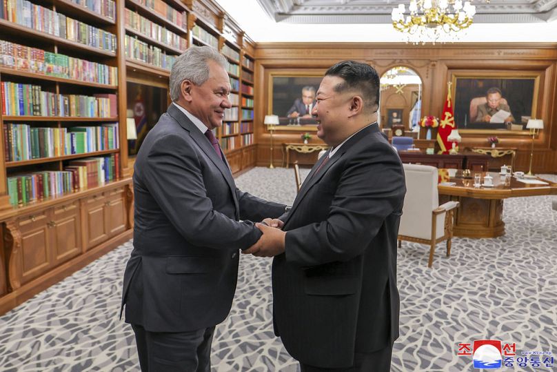 Kim Jong Un y el secretario del Consejo de Seguridad ruso, Serguéi Shoigu, en Pionyang el miércoles 4 de junio de 2025.