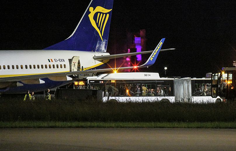 Der Luftraum wurde nach der Notlandung nicht freigegeben: Die Airline organisierte Busse. 05. Juni 2025.