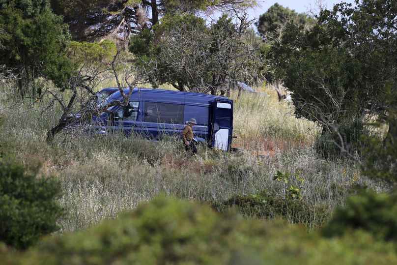 A polícia portuguesa e alemã durante as buscas no Algarve realizadas esta semana.