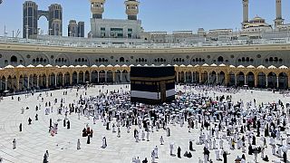 زائران مسلمان در طول زیارت سالانه حج، در شهر مقدس مسلمانان مکه، عربستان سعودی، در اطراف کعبه، ساختمان مکعبی مسجد بزرگ، قدم می زنند
