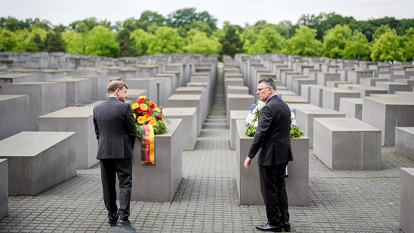 Bei einem Gedenken am Holocaust-Mahnmal legen Johann Wadephul und Gideon Sa'ar Kränze nieder. 05. Juni 2025.