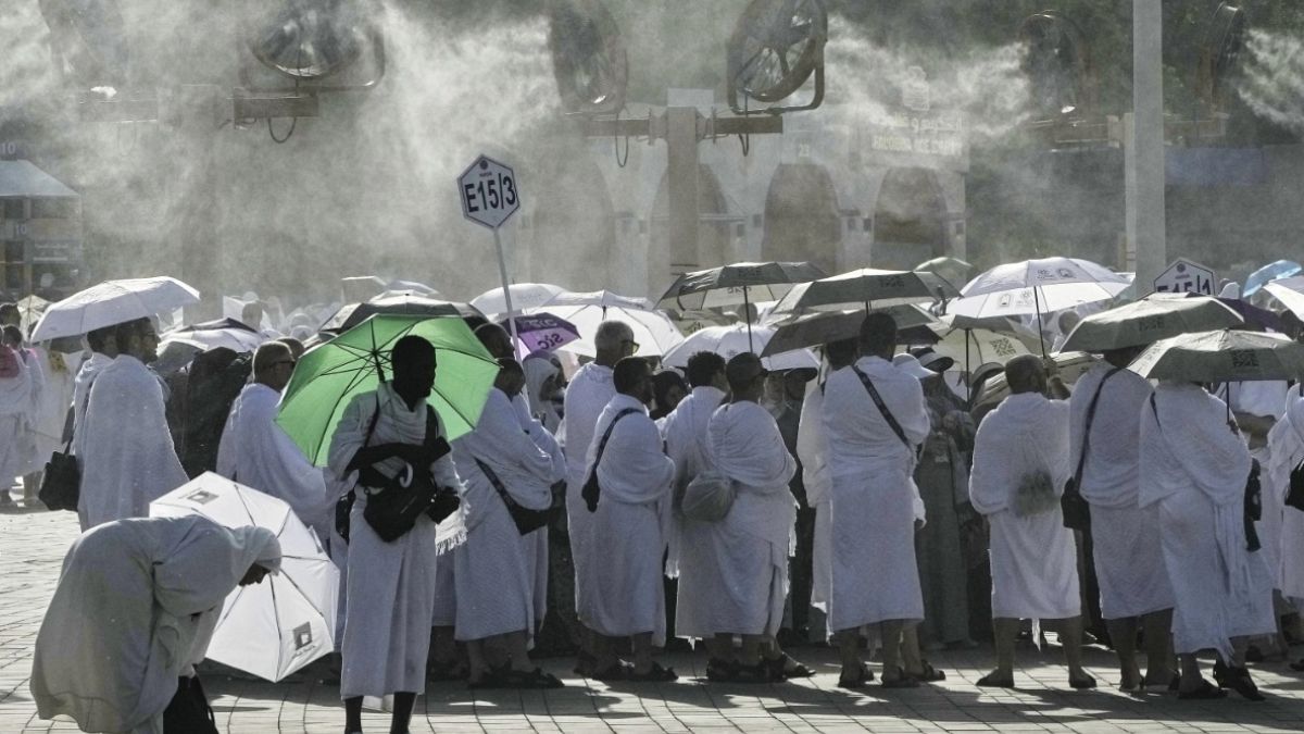 الحجاج يبدؤون رمي الجمرات في أول أيام عيد الأضحى