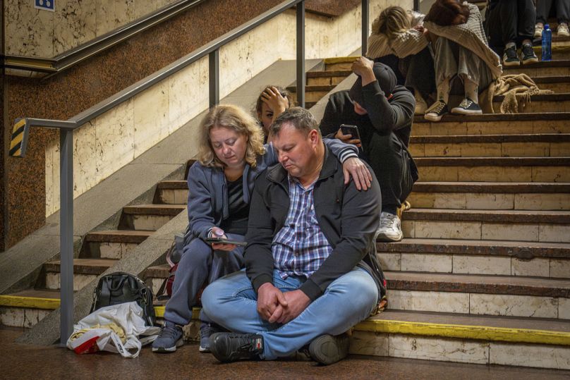 أشخاص يحتمون داخل محطة مترو تُستخدم كمأوى خلال هجوم بالطائرات المسيّرة شنّته روسيا على كييف، أوكرانيا، فجر الجمعة 6 حزيران/ يونيو 2025.